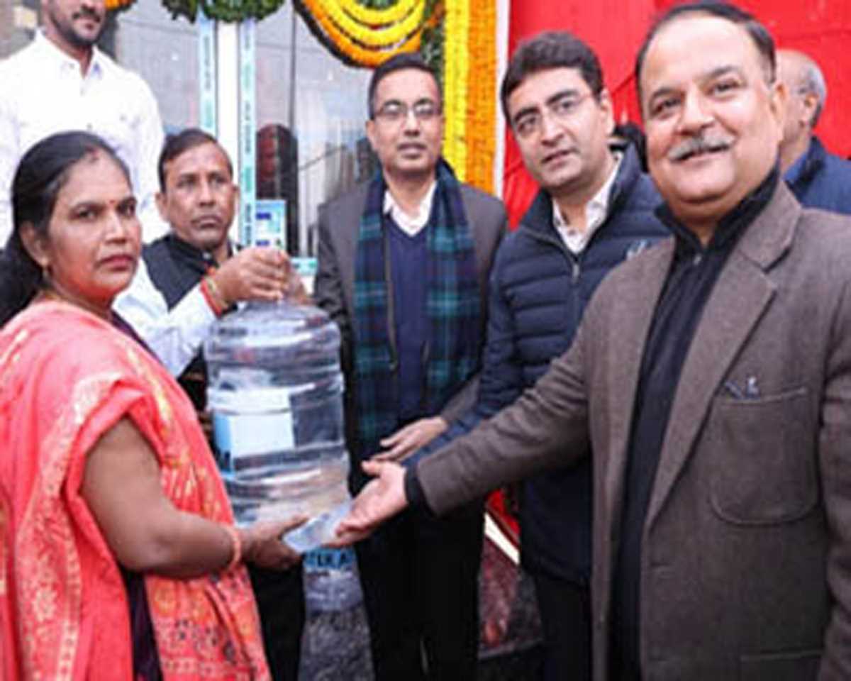 नोएडा के लोगों को वाटर एटीएम का तोहफा, प्लांट की क्षमता 1,200 लीटर प्रति घंटा